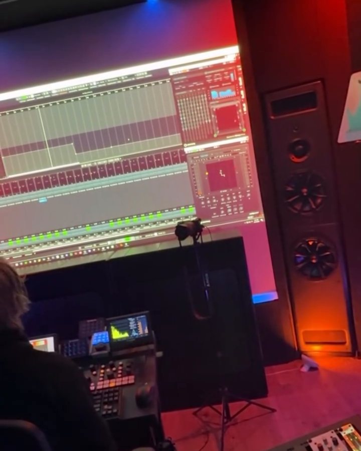 Hacienda's room in red and blue light, session on the big screen